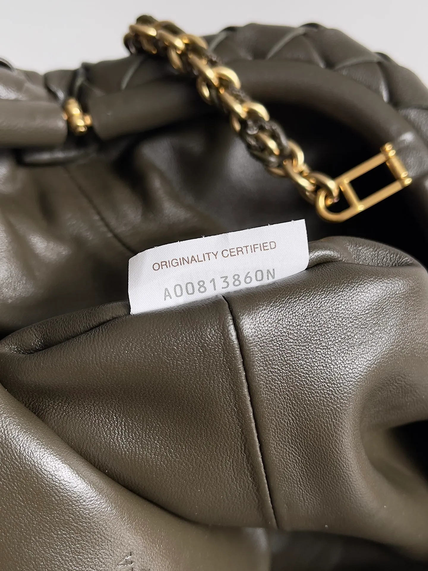 Batch 2260 BOTTEGA VENETA Lady's LAUREN CLUTCH Chain Clutch was inspired by 40 years ago. It is a perfect fusion of classic and modern bags. It is effortless and fashionable for any occasion and at any time. The newly added detachable metal chain allows people to have more ways to carry it. It is grand and elegant. Style No.: 785807 Size: 31.5*16.5*11cm